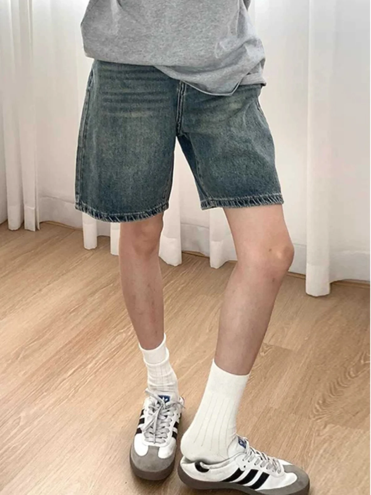 Мужские джинсовые шорты в американском ретро-стиле, летние, тонкие, с широкими штанинами, свободного кроя, прямые, длиной до колена, повседневные брюки, молодежный стиль
Мужские джинсовые шорты в американском ретро-стиле, летние, тонкие, с широкими штанинами, свободного кроя, прямые, длиной до колена, повседневные брюки, молодежный стиль