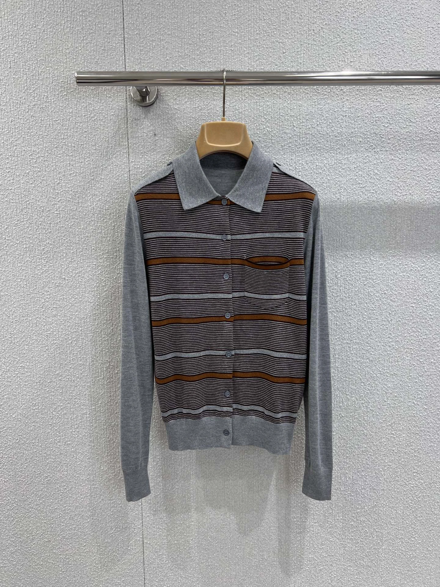 Striped knit cardigan - button-front, slim-fit silhouette, effortlessly chic with any outfit. 2025 summer women's new hot
Striped knit cardigan - button-front, slim-fit silhouette, effortlessly chic with any outfit. 2025 summer women's new hot