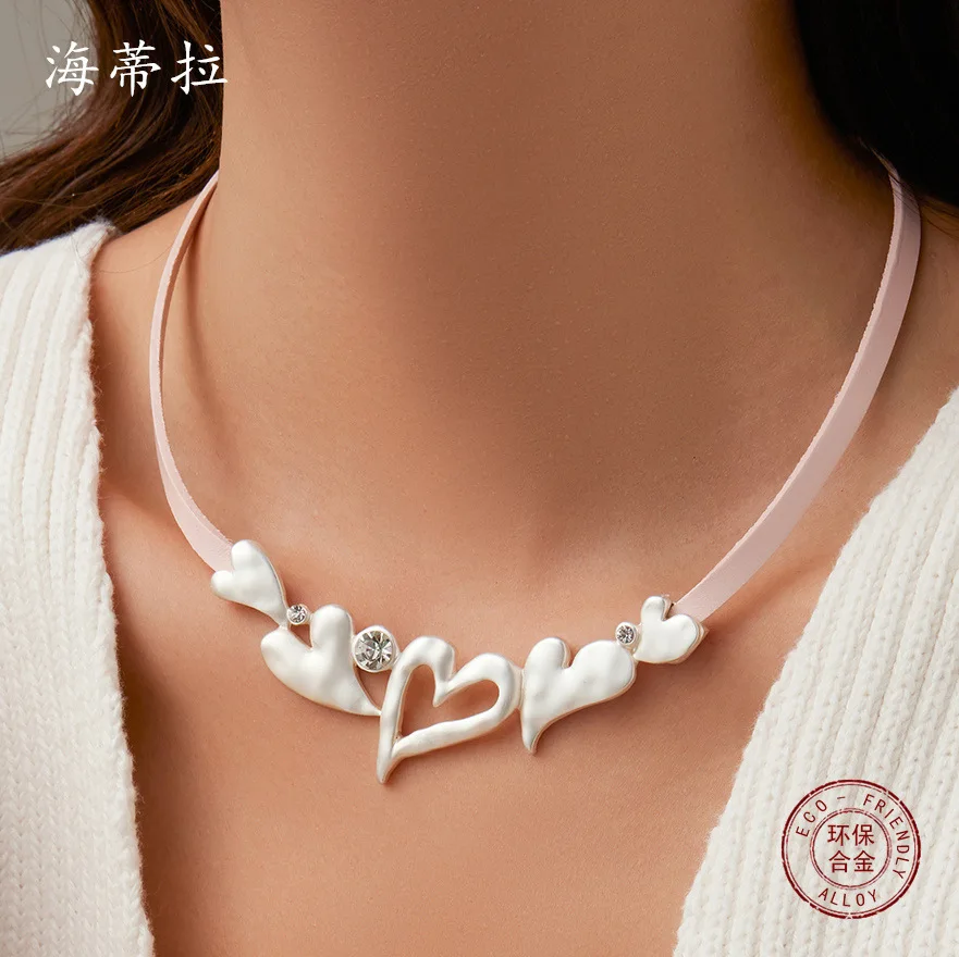 Хит продаж: модное универсальное женское ожерелье из кожи с ажурным сердечком, инкрустированным стразами, и серебряным элементом в форме сердца, розовое.
Хит продаж: модное универсальное женское ожерелье из кожи с ажурным сердечком, инкрустированным стразами, и серебряным элементом в форме сердца, розовое.