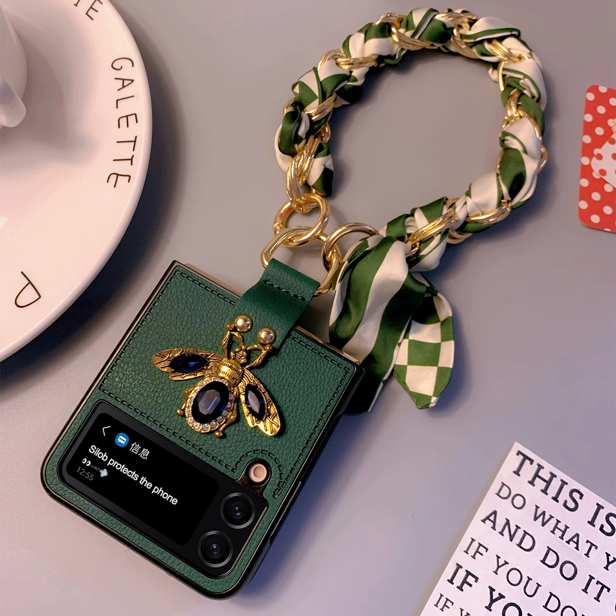 Fashion Bee Silk Bracelet Ring Leather Phone case For Samsung Galaxy Z Flip 3 4 5 flip5 Cover
Fashion Bee Silk Bracelet Ring Leather Phone case For Samsung Galaxy Z Flip 3 4 5 flip5 Cover