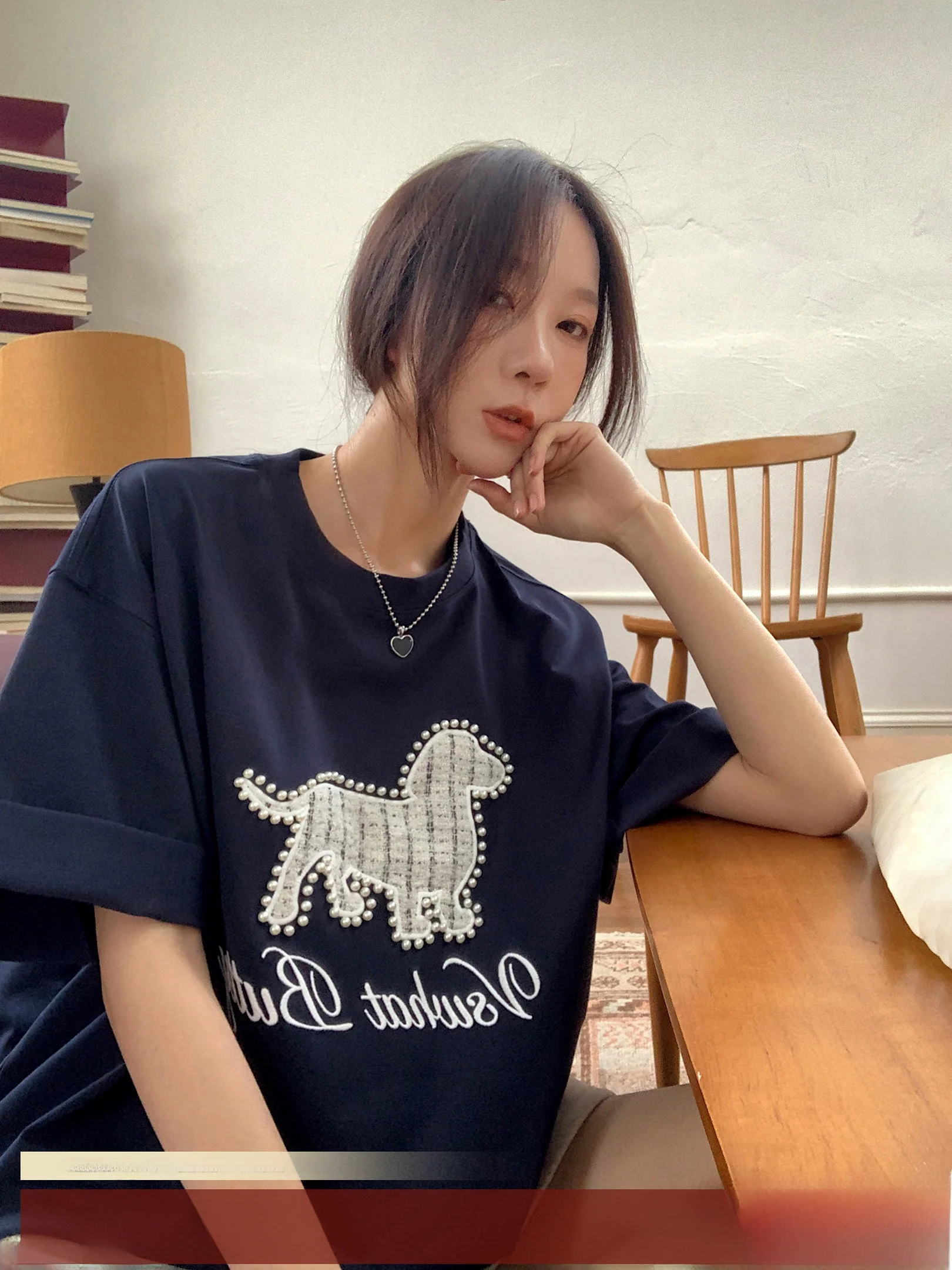 VS What Pearl Doggies Embroidered Short Sleeve T-Shirt Women's Loose Fit Summer Casual Style Cotton Polyester Blend Top
VS What Pearl Doggies Embroidered Short Sleeve T-Shirt Women's Loose Fit Summer Casual Style Cotton Polyester Blend Top