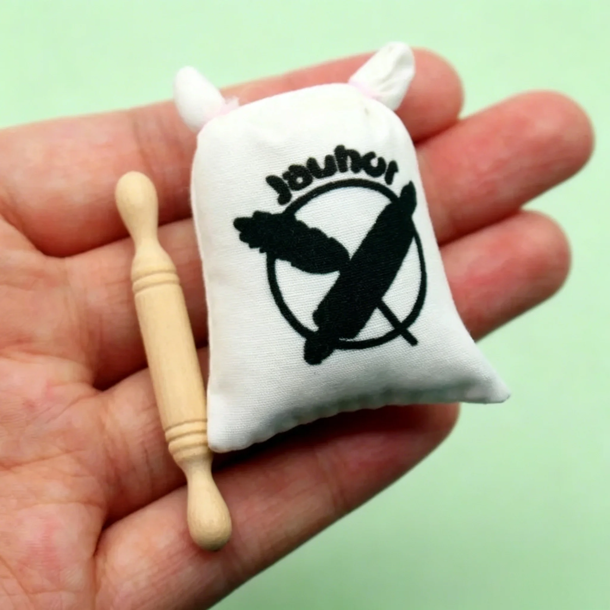 Miniature Flour Bag and Rolling Pin Dollhouse Kitchen Pretend Play Mini Food Furniture Decor Toy
Miniature Flour Bag and Rolling Pin Dollhouse Kitchen Pretend Play Mini Food Furniture Decor Toy