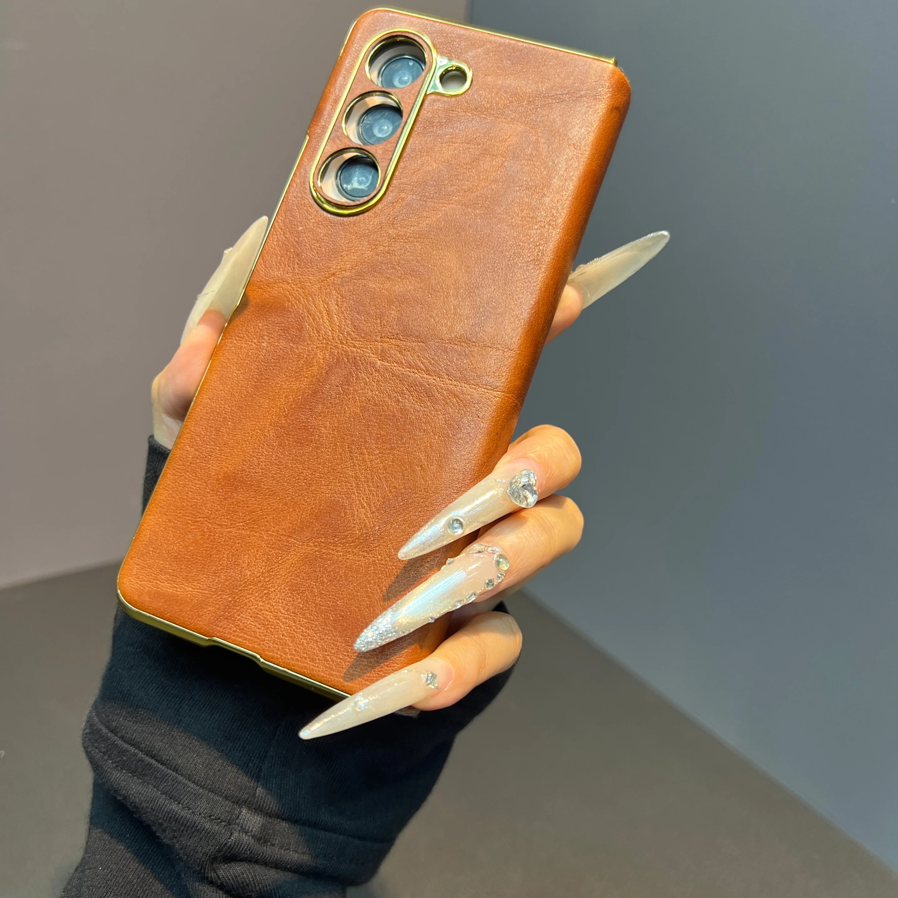 Premium flip cover leatherette case with wax texture for Samsung Z Fold 5/6/7, all-around drop protection
Premium flip cover leatherette case with wax texture for Samsung Z Fold 5/6/7, all-around drop protection