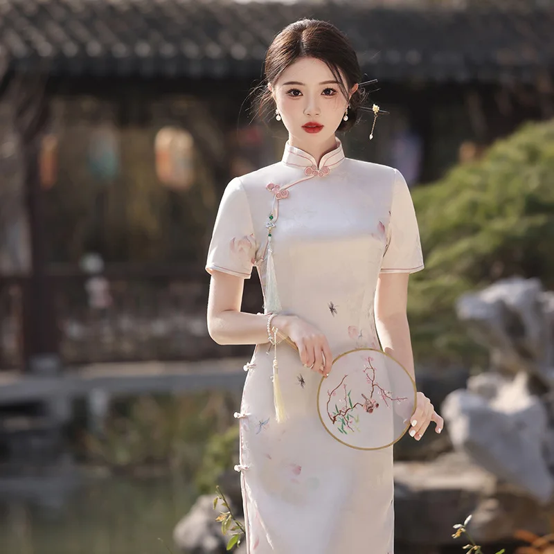 Элегантное китайское платье Cheongsam в стиле ретро с принтом, костюм с воротником-стойкой и короткими рукавами, облегающее платье с боковым разрезом для женщин
Элегантное китайское платье Cheongsam в стиле ретро с принтом, костюм с воротником-стойкой и короткими рукавами, облегающее платье с боковым разрезом для женщин