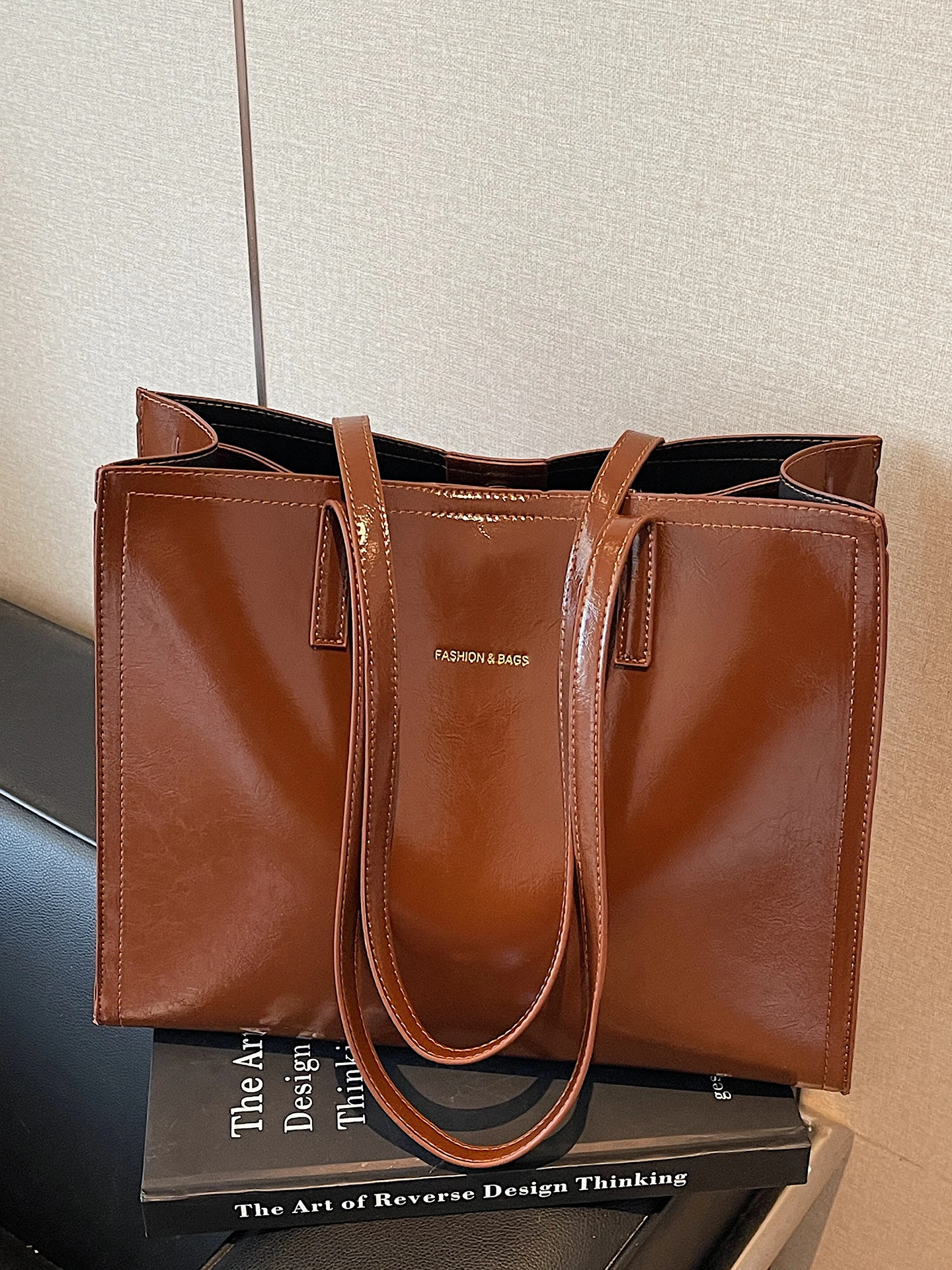 High-End Large Capaci Oil Wax Leather Tote Bag Women's Commuter oulder Bag Sli Vintage Design Autumn Winter New Arrival
High-End Large Capaci Oil Wax Leather Tote Bag Women's Commuter oulder Bag Sli Vintage Design Autumn Winter New Arrival