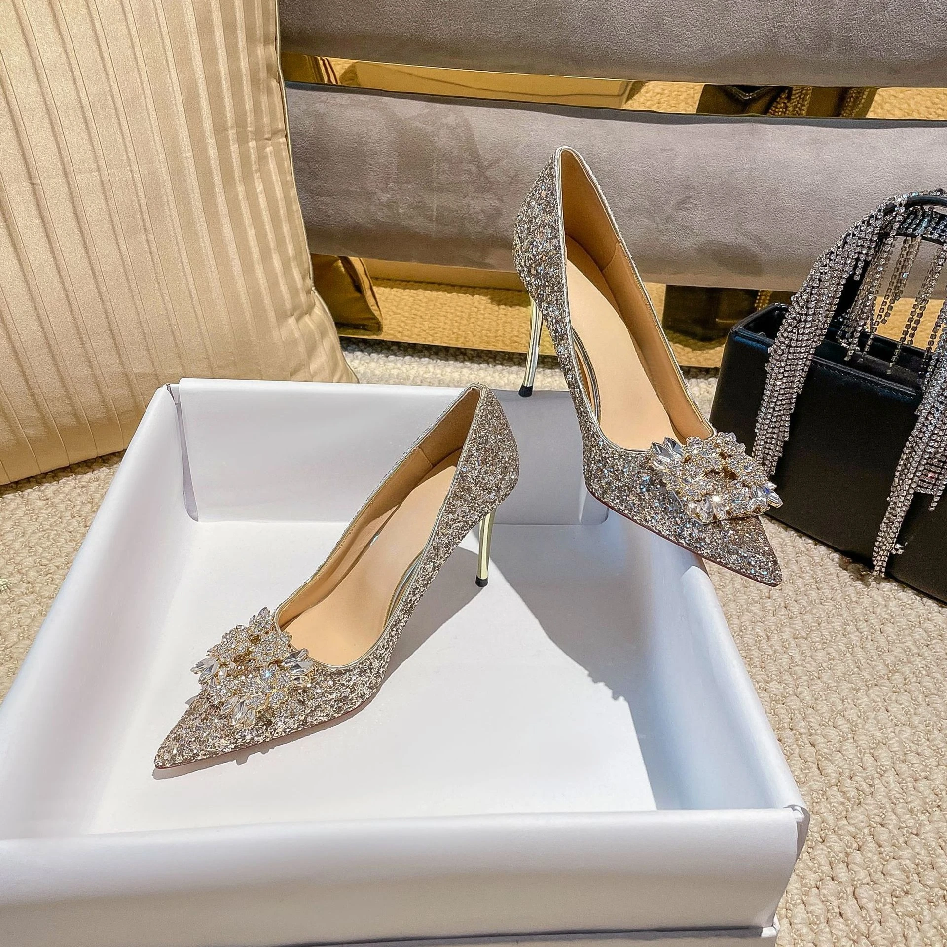 Свадебные туфли со стразами, новые женские свадебные туфли на высоком каблуке с острым носком и стразами, расшитые блестками
Свадебные туфли со стразами, новые женские свадебные туфли на высоком каблуке с острым носком и стразами, расшитые блестками