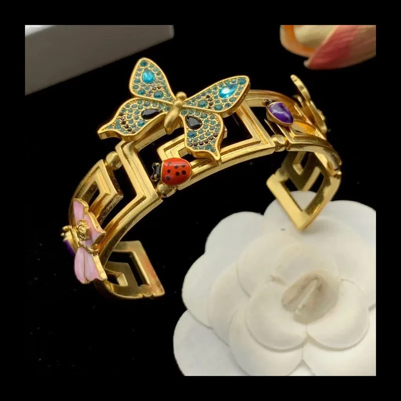 Вентилятор Sijia Butterfly Rhinestone Seven Star Божья коровка Эпоксидный регулируемый браслет с отверстием Браслет
Вентилятор Sijia Butterfly Rhinestone Seven Star Божья коровка Эпоксидный регулируемый браслет с отверстием Браслет