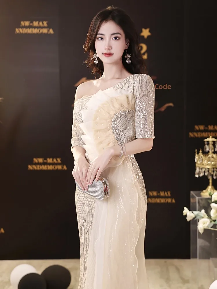 Изысканное вечернее платье с пайетками 2025: Роскошное, с богатой отделкой, силуэт «русалка», для торжественных мероприятий и банкетов.
Изысканное вечернее платье с пайетками 2025: Роскошное, с богатой отделкой, силуэт «русалка», для торжественных мероприятий и банкетов.