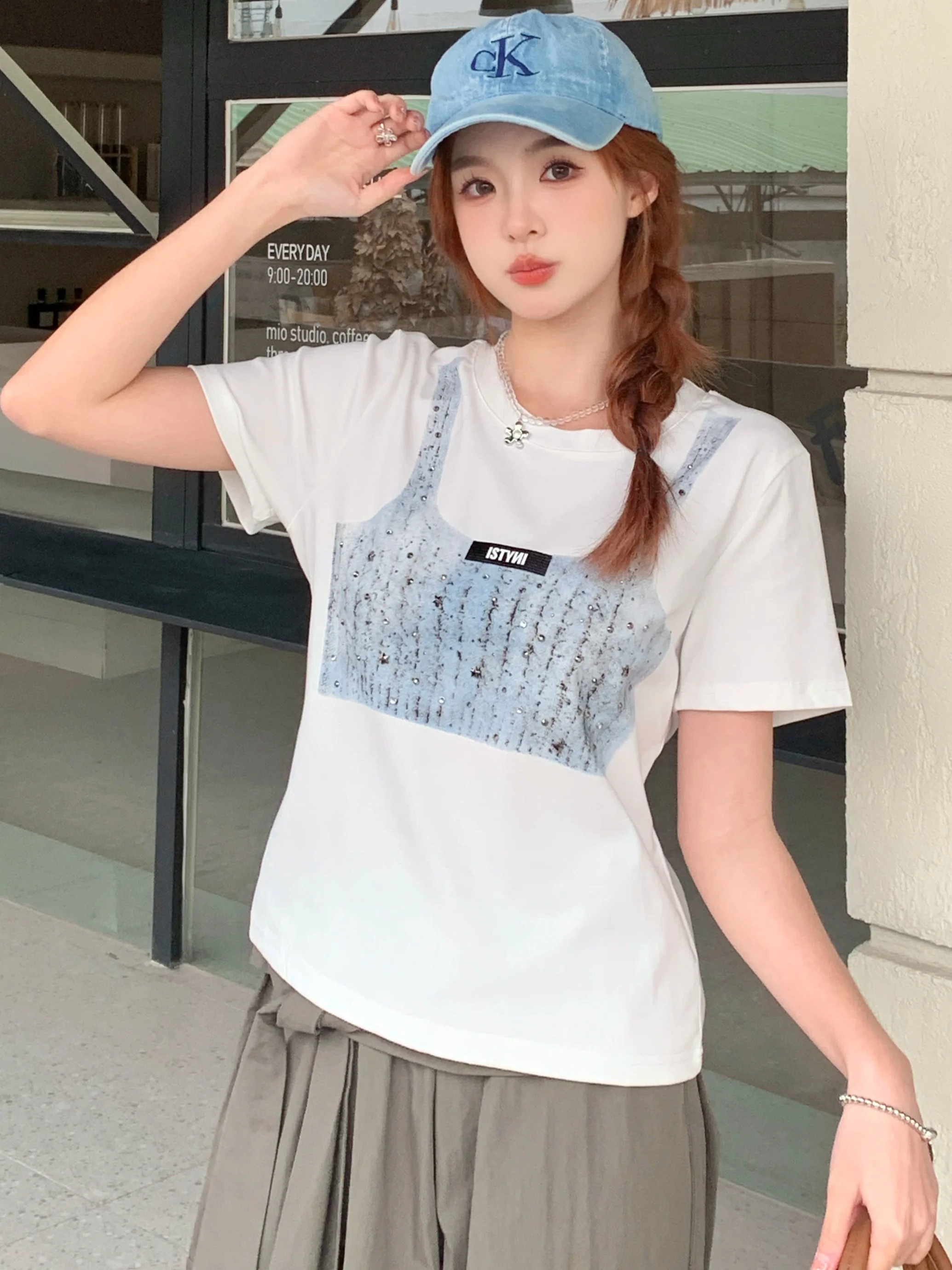 ISNI Store Women's White Printed T-irt Casual Loose Faion Sweet Cool ort Sve Leisure Top New Arrival
ISNI Store Women's White Printed T-irt Casual Loose Faion Sweet Cool ort Sve Leisure Top New Arrival