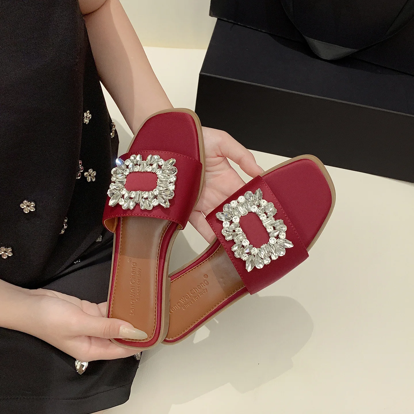 Womens slippers French exquisite elegance rhinestone breathable anti-slip soft sole suitable travel beach flat shoes sandals
Womens slippers French exquisite elegance rhinestone breathable anti-slip soft sole suitable travel beach flat shoes sandals