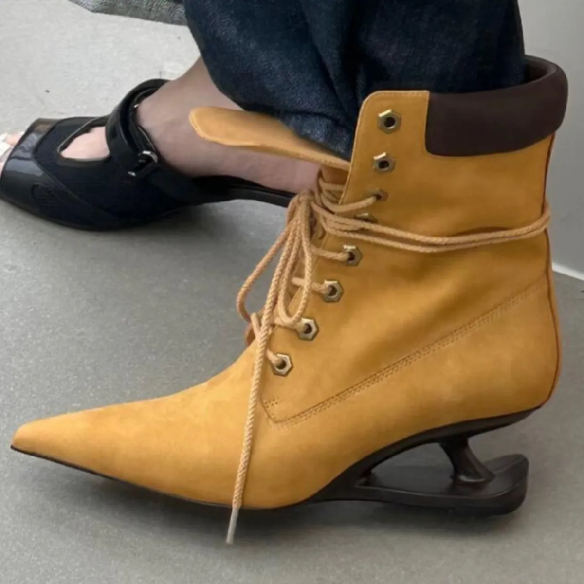 Ретро ботильоны на странном высоком каблуке с острым носком, коричневые модные женские ботильоны на молнии со шнуровкой, подиумная обувь
Ретро ботильоны на странном высоком каблуке с острым носком, коричневые модные женские ботильоны на молнии со шнуровкой, подиумная обувь