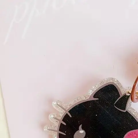 Брелок Hello Kitty Sanrio KT с блестящим бантом, кулон, брелок для ключей, ювелирные изделия для девочек и женщин, подарочная сумка, украшение, аксессуары для сумки
Брелок Hello Kitty Sanrio KT с блестящим бантом, кулон, брелок для ключей, ювелирные изделия для девочек и женщин, подарочная сумка, украшение, аксессуары для сумки