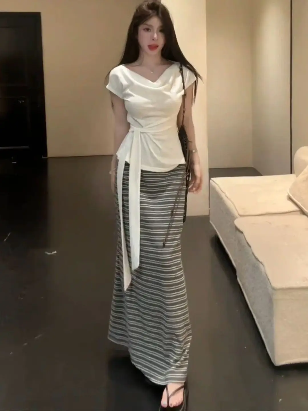 2026 Summer Trendy Lightweight Maturity Striped Waist-Cinching Shoulder-Baring Top And Skirt Set Women's Fashion Ensemble
2026 Summer Trendy Lightweight Maturity Striped Waist-Cinching Shoulder-Baring Top And Skirt Set Women's Fashion Ensemble
