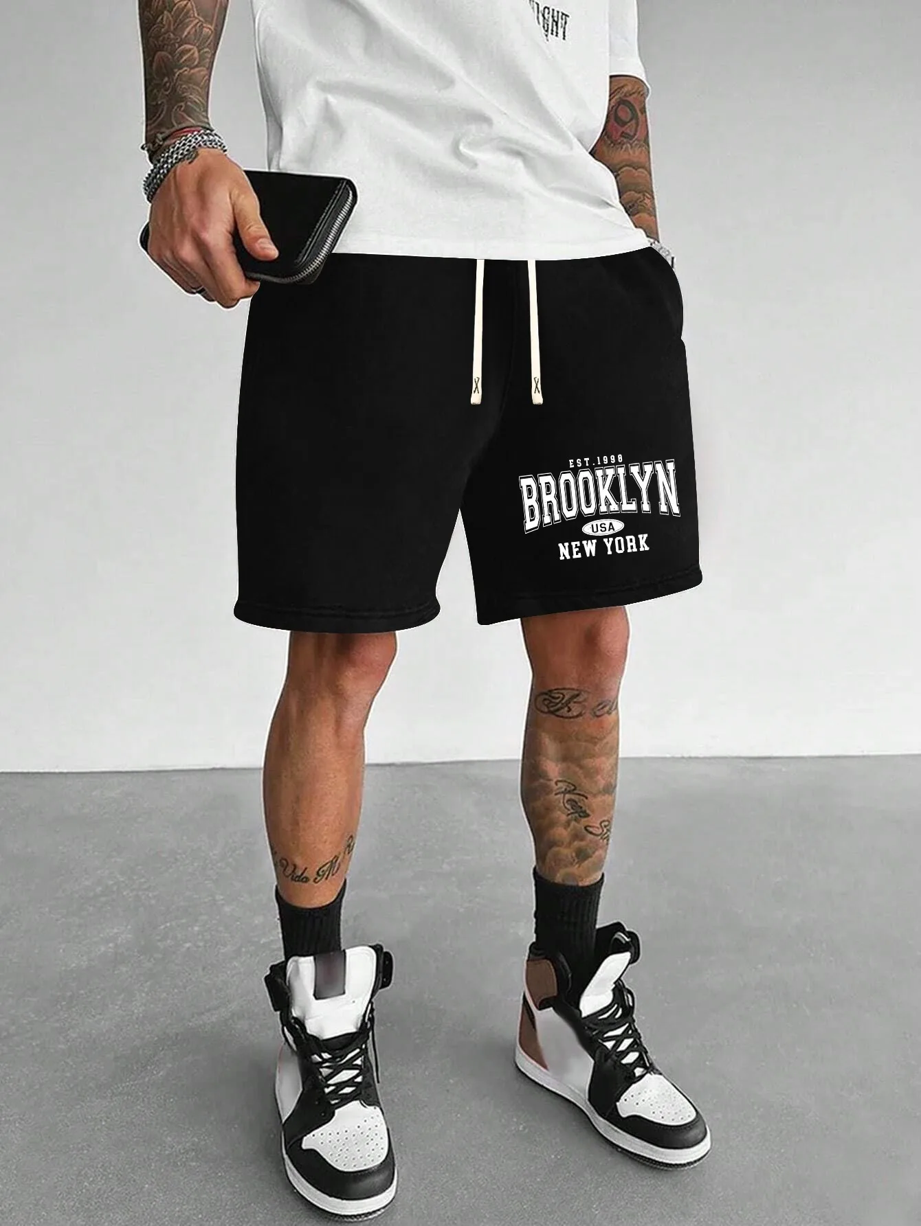 Men's Summer Fashion Letter Print Casual Shorts Loose Fit Elastic Waistband with Drawstring Suitable for Everyday Wear
Men's Summer Fashion Letter Print Casual Shorts Loose Fit Elastic Waistband with Drawstring Suitable for Everyday Wear