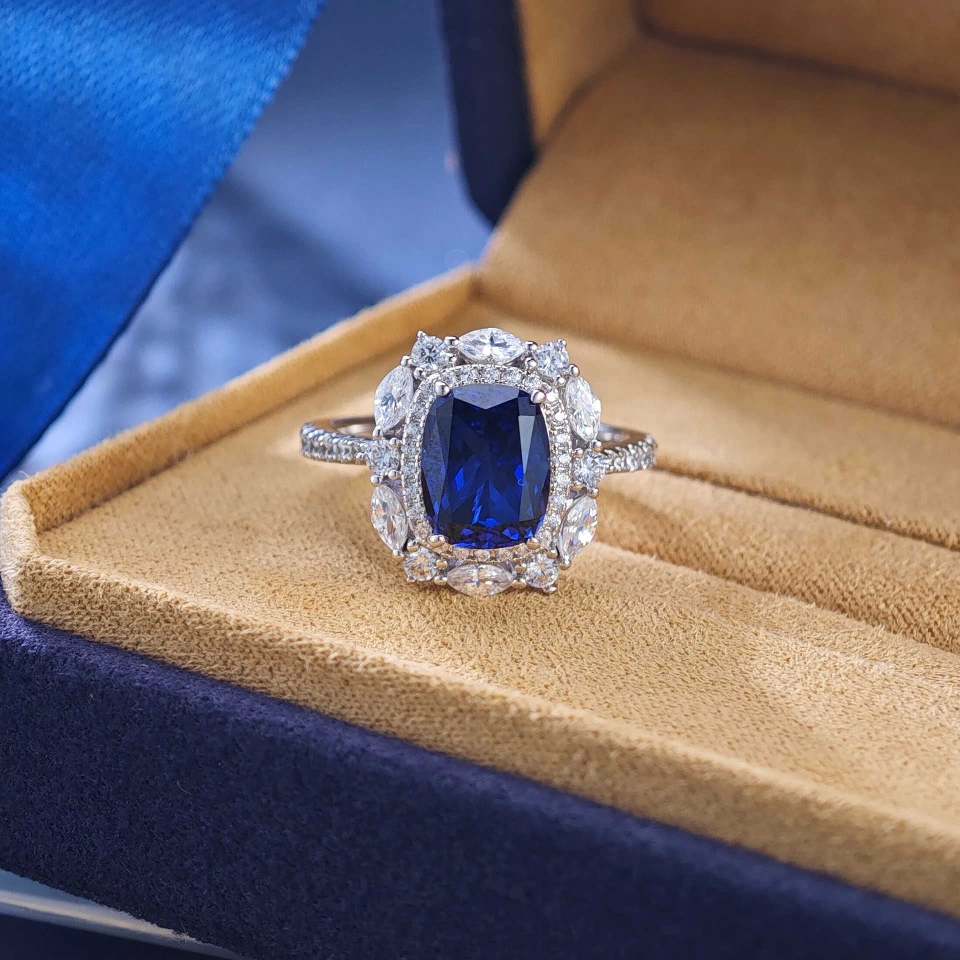 PT950Platinum Royal Blue Long Pillow-shaped Diamond Ring - Elegant and Fashionable Closed-Style Jewelry for Women
PT950Platinum Royal Blue Long Pillow-shaped Diamond Ring - Elegant and Fashionable Closed-Style Jewelry for Women