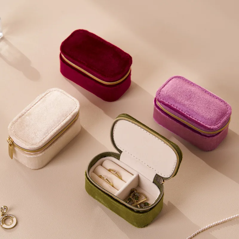 Новый портативный ящик для хранения ювелирных изделий, органайзер для путешествий, футляр для ювелирных изделий, замшевая кожаная коробка для хранения серег, ожерелье, кольцо, коробка для демонстрации ювелирных изделий
Новый портативный ящик для хранения ювелирных изделий, органайзер для путешествий, футляр для ювелирных изделий, замшевая кожаная коробка для хранения серег, ожерелье, кольцо, коробка для демонстрации ювелирных изделий
