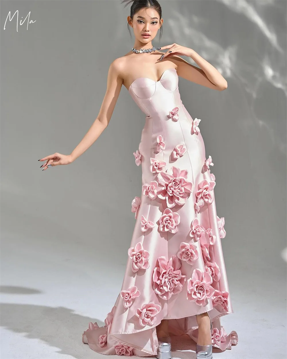 Mila Pink Sweetheart Neck Русалка Вечерние платья 3D Цветочные вечерние платья Высокое и низкое атласное платье по индивидуальному заказу 2025 сегментين
Mila Pink Sweetheart Neck Русалка Вечерние платья 3D Цветочные вечерние платья Высокое и низкое атласное платье по индивидуальному заказу 2025 сегментين