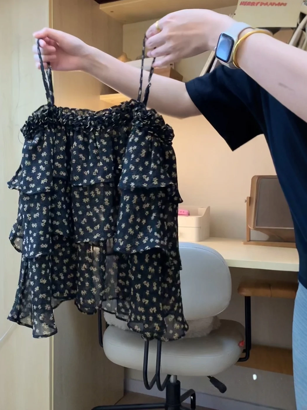Korean Style Floral Lace Trim Halter Neck Vest Women Summer New Sweet Girl Thin Chiffon Doll Shirt Outerwear Top
Korean Style Floral Lace Trim Halter Neck Vest Women Summer New Sweet Girl Thin Chiffon Doll Shirt Outerwear Top