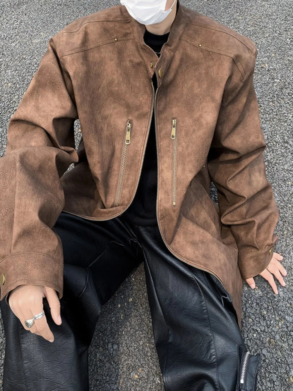 American Retro PU Leather Jaet Men's Spring Autumn Design Sense Rivet oulder Pad Motorcycle Jaet Loose Stand Collar
American Retro PU Leather Jaet Men's Spring Autumn Design Sense Rivet oulder Pad Motorcycle Jaet Loose Stand Collar