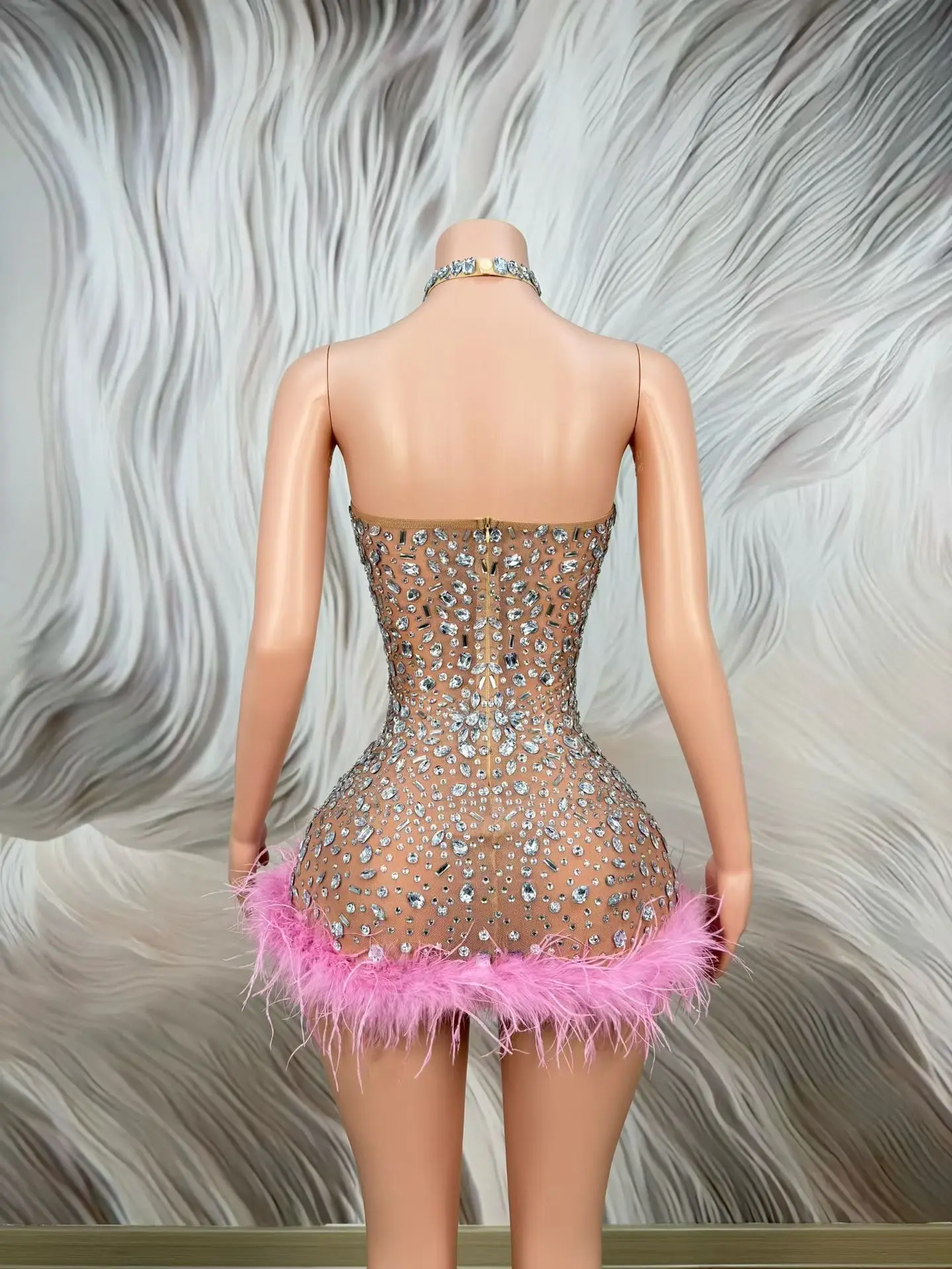 Taohua Sparkling Rhinestone Halter Neck Mini Dress with Pink Feather Hem Sheer Mesh Bodycon Clubwear for Party Birthday
Taohua Sparkling Rhinestone Halter Neck Mini Dress with Pink Feather Hem Sheer Mesh Bodycon Clubwear for Party Birthday