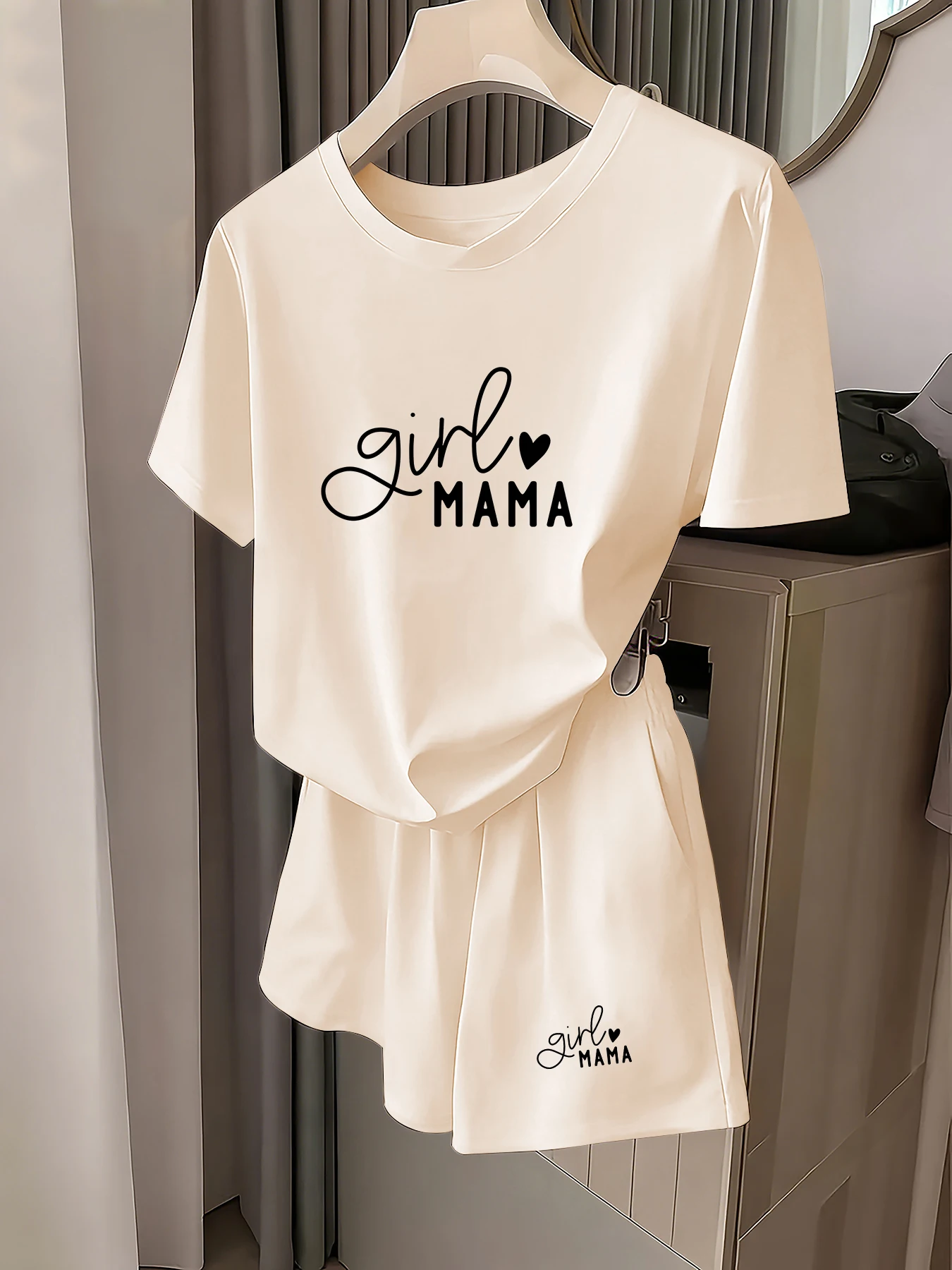 Spring and Summer Girl Mama Letter-Printed T-Shirt and Shorts Set, Casual Two-Piece Set for Moms
Spring and Summer Girl Mama Letter-Printed T-Shirt and Shorts Set, Casual Two-Piece Set for Moms