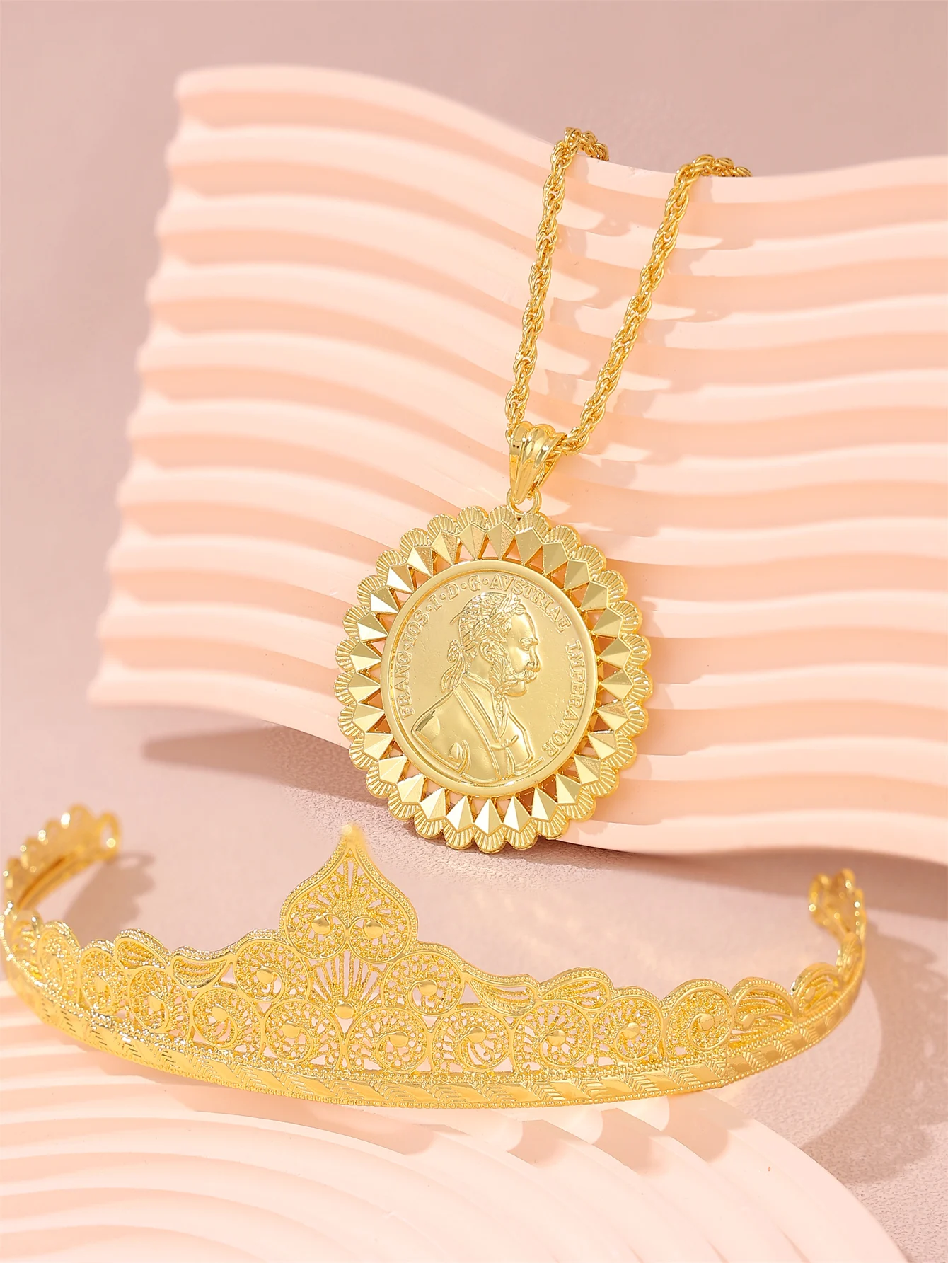 Palace metal hollow crown paired with large-sized Napoleon portrait pendant necklace accessories for holiday parties
Palace metal hollow crown paired with large-sized Napoleon portrait pendant necklace accessories for holiday parties
