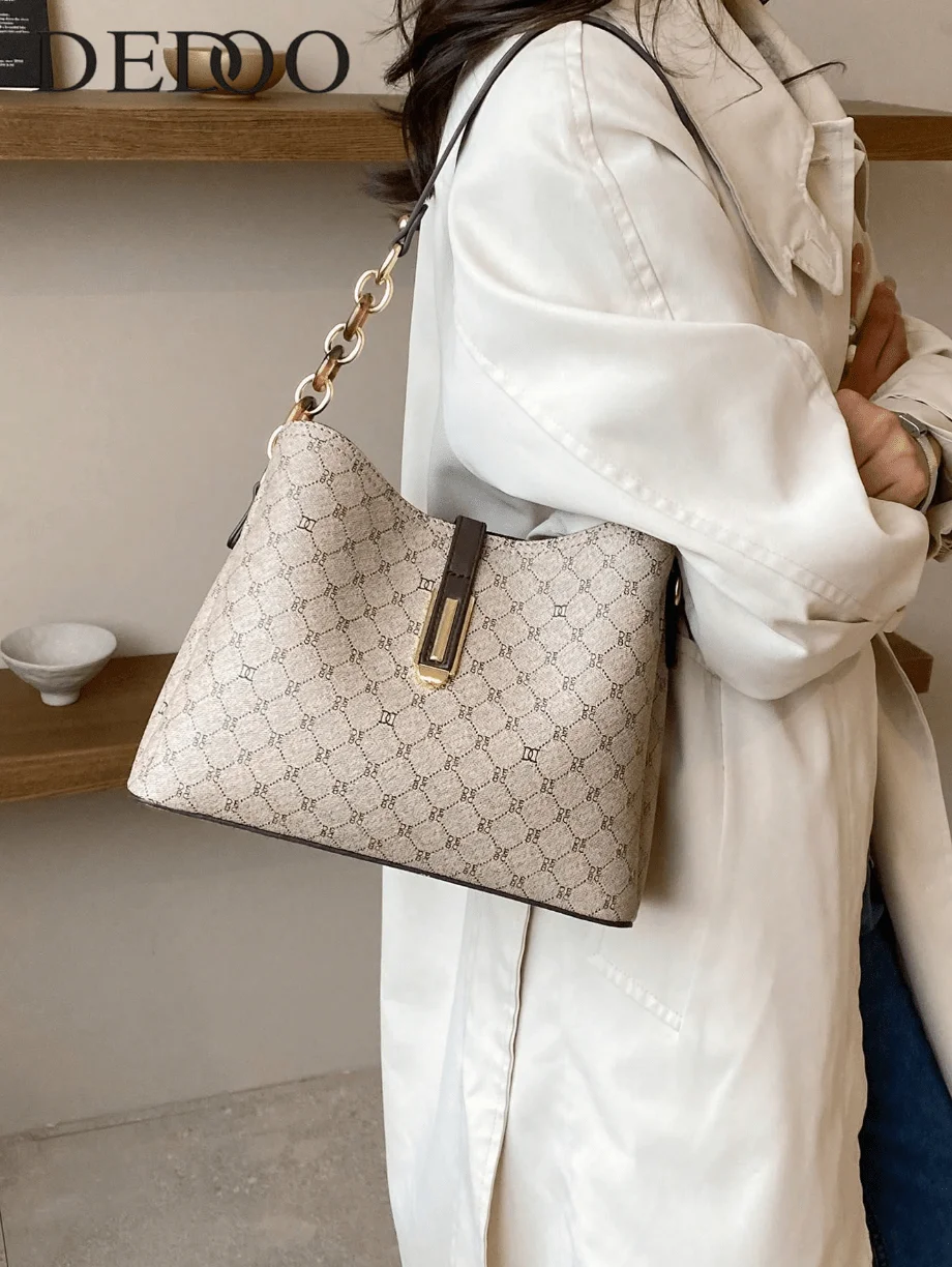 Beige Geometric Pattern Top-Handle Crossbody Bag with Chain Strap
Beige Geometric Pattern Top-Handle Crossbody Bag with Chain Strap