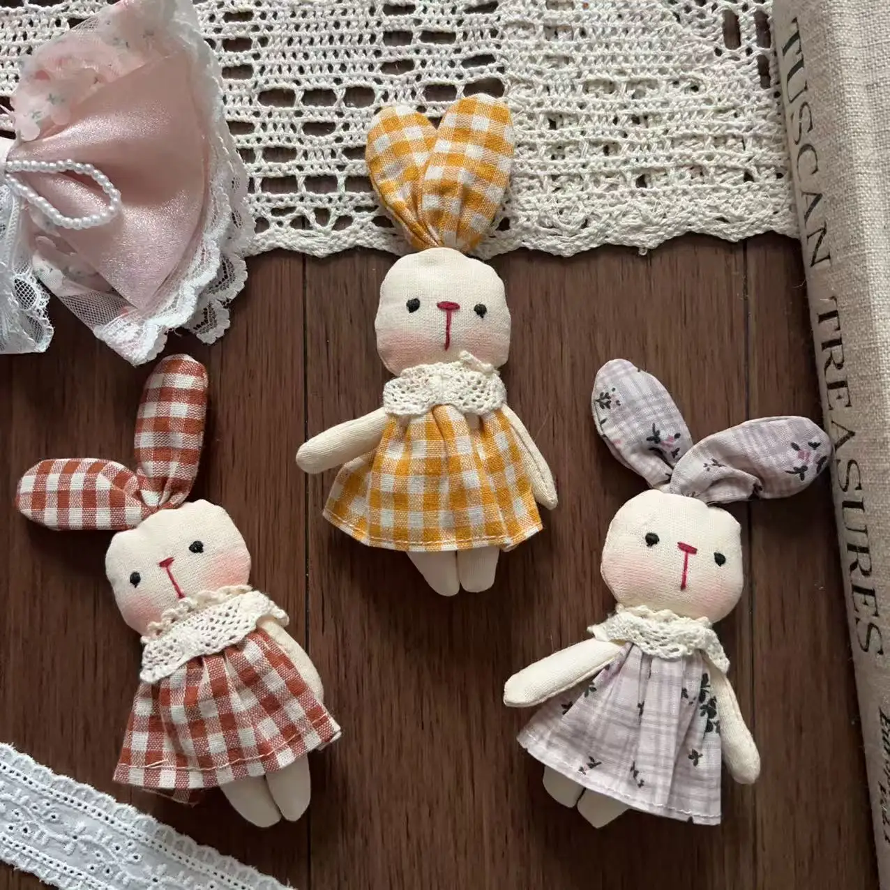 High Quality Soft Fabric Handmade Dressed Bunny Hair Accessory Brooch Pendant for Bag Keychain Clothing Embellishment
High Quality Soft Fabric Handmade Dressed Bunny Hair Accessory Brooch Pendant for Bag Keychain Clothing Embellishment