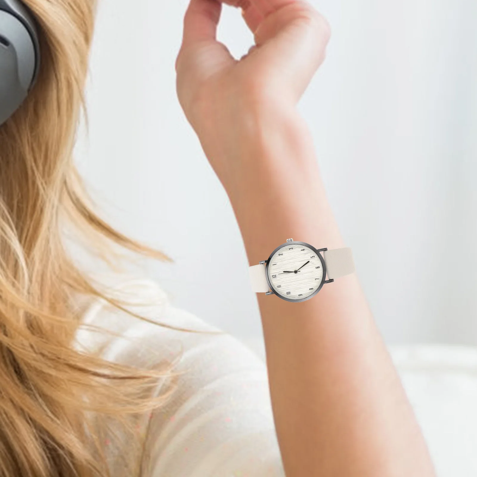 Elegant Women Wrist Watch Simple Design with Wood Grain Dial Strap Lightweight Comfortable Watch for School Office
Elegant Women Wrist Watch Simple Design with Wood Grain Dial Strap Lightweight Comfortable Watch for School Office