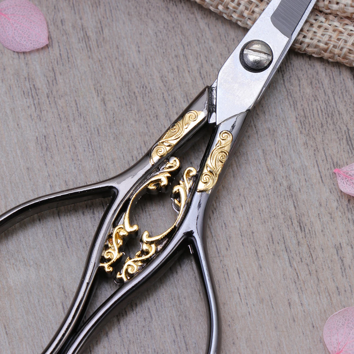 Vintage European Style Small Stainless Steel Precision Embroidery Scissor for Sewing Craft Needlework Artwork High Efficiency
Vintage European Style Small Stainless Steel Precision Embroidery Scissor for Sewing Craft Needlework Artwork High Efficiency