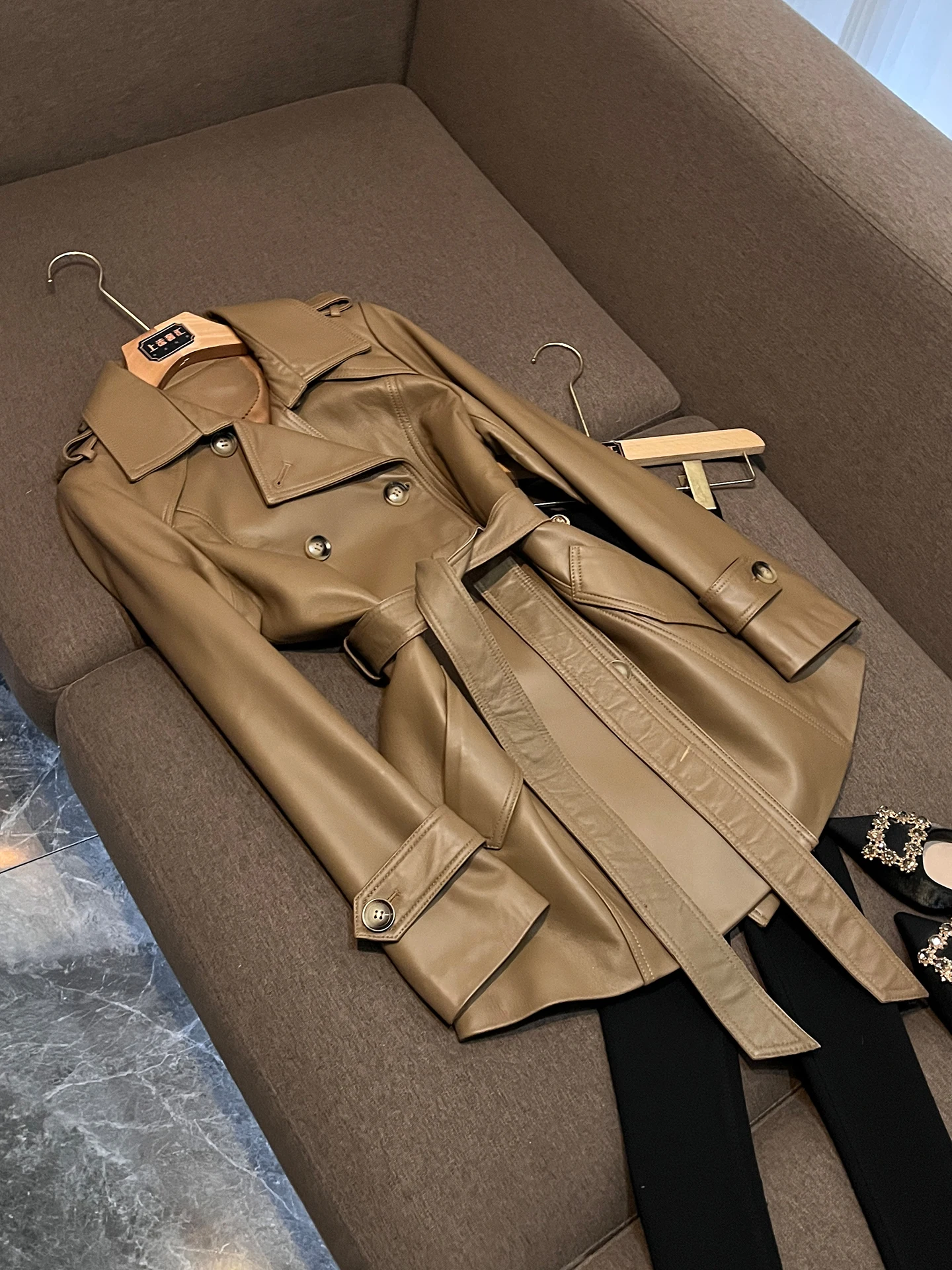 Весна 2026: Женский приталенный кожаный жакет с двубортной застежкой, в ретро-британском стиле, с длинными рукавами, для делового повседневного образа
Весна 2026: Женский приталенный кожаный жакет с двубортной застежкой, в ретро-британском стиле, с длинными рукавами, для делового повседневного образа