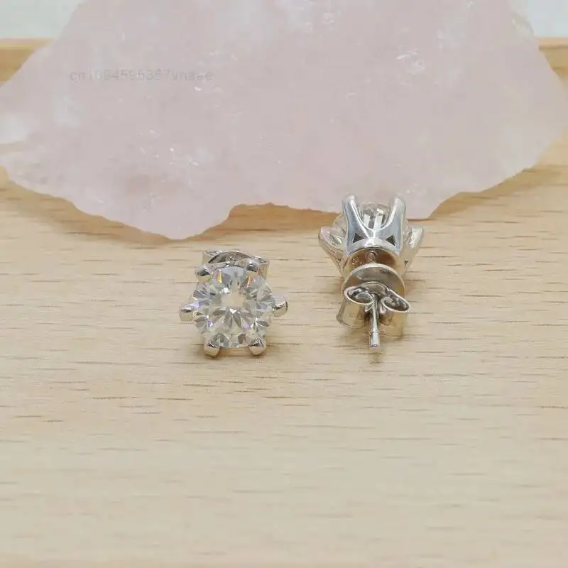 Classic 6 Prongs Moissanite Stud Earrings 925 Sterling Silver 1ct 6.5mm VVS Moissanite Diamond Ear Studs
Classic 6 Prongs Moissanite Stud Earrings 925 Sterling Silver 1ct 6.5mm VVS Moissanite Diamond Ear Studs