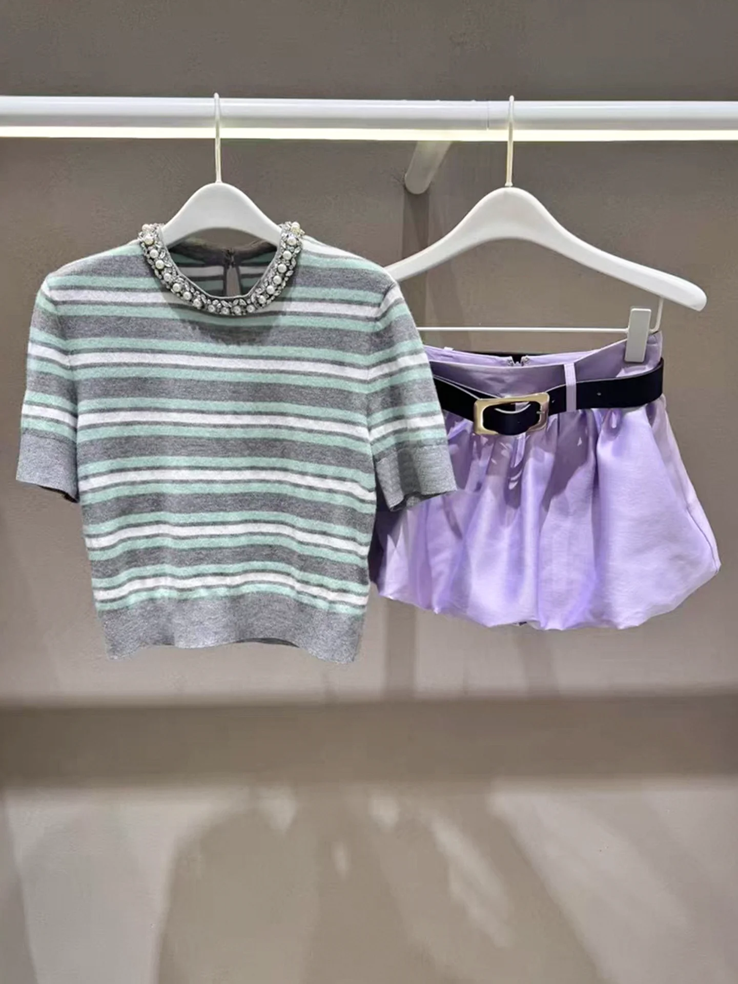 Luxury Summer Knitted Top with Diamond Embellishment Striped Design Simple Commute Style Short Sleeve round Neck Pullover
Luxury Summer Knitted Top with Diamond Embellishment Striped Design Simple Commute Style Short Sleeve round Neck Pullover