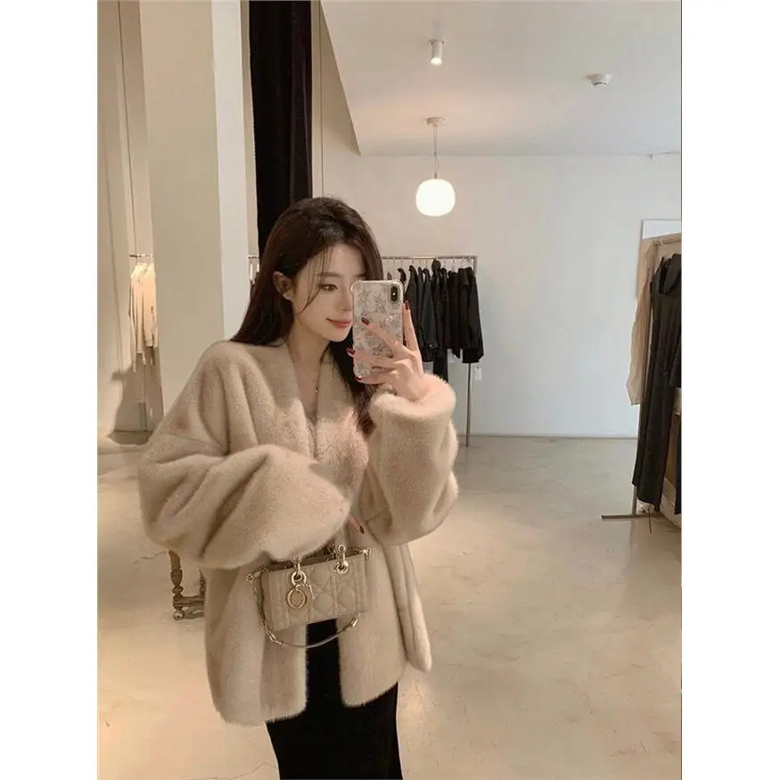 Модный женский кардиган с V-образным вырезом и меховой отделкой, теплый, с 3D-эффектом, из цельных меховых лоскутов, в стиле пэчворк
Модный женский кардиган с V-образным вырезом и меховой отделкой, теплый, с 3D-эффектом, из цельных меховых лоскутов, в стиле пэчворк