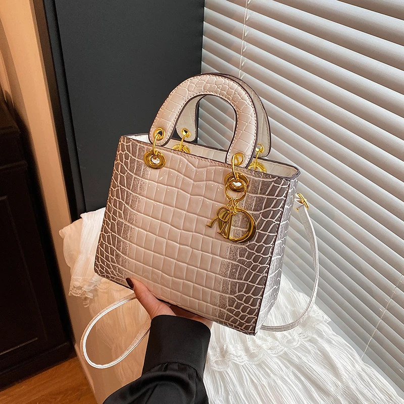 Модная женская сумочка-мессенджер с минималистичным винтажным дизайном и буквенным логотипом и повседневным пригородным стилем
Модная женская сумочка-мессенджер с минималистичным винтажным дизайном и буквенным логотипом и повседневным пригородным стилем