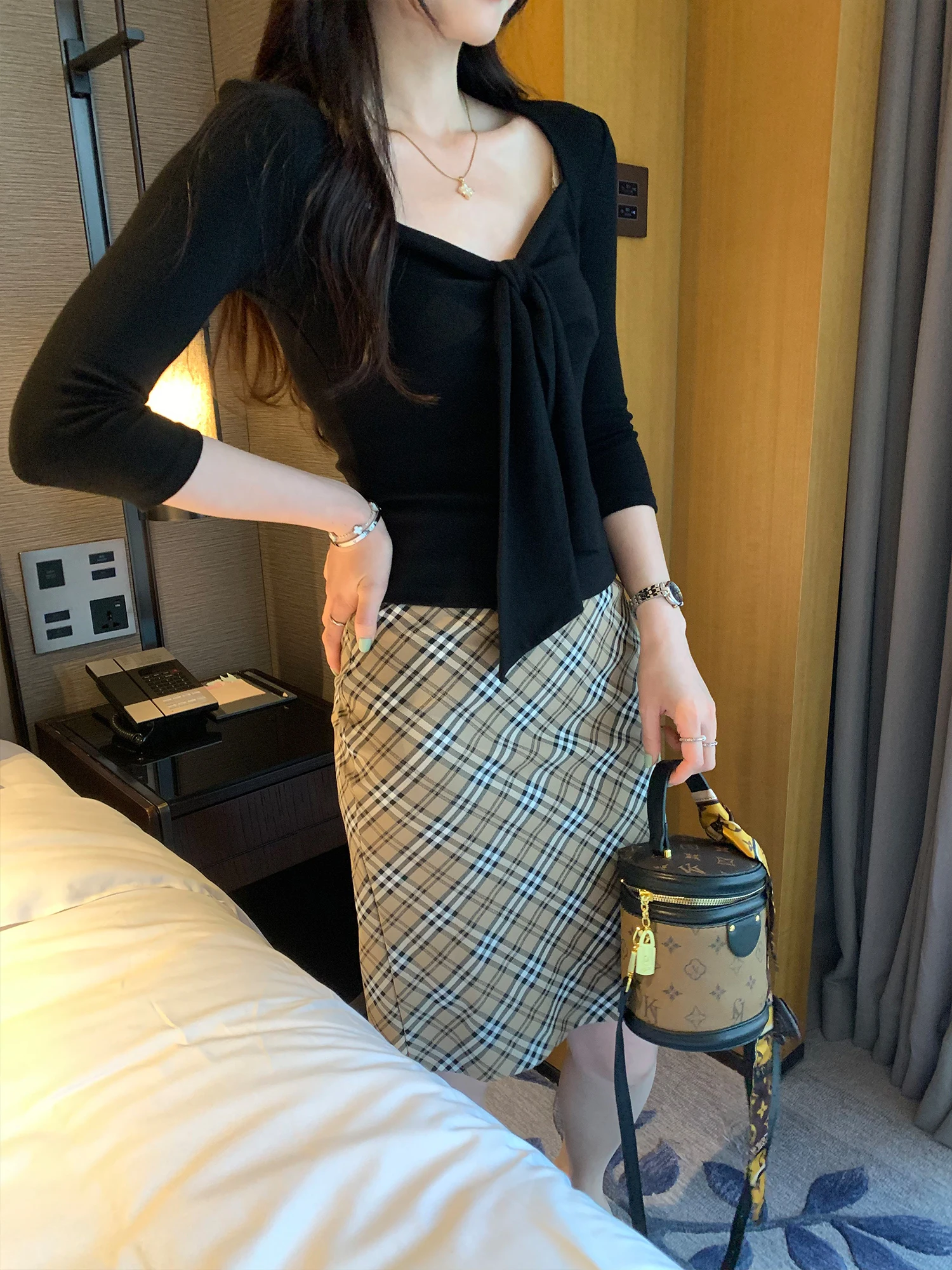 Chic Korean Style Women's T-shirt Belted Square Collar 3/4 Sleeve Spring Fashion Design Sensation Black Top Elegant Daily Wear
Chic Korean Style Women's T-shirt Belted Square Collar 3/4 Sleeve Spring Fashion Design Sensation Black Top Elegant Daily Wear