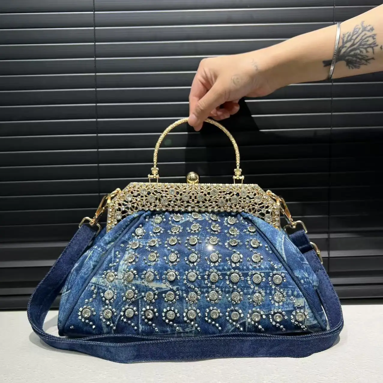 Ladies' fashionable, elegant, personalized dinner handbag with gradient washed diamond decoration shoulder bag
Ladies' fashionable, elegant, personalized dinner handbag with gradient washed diamond decoration shoulder bag