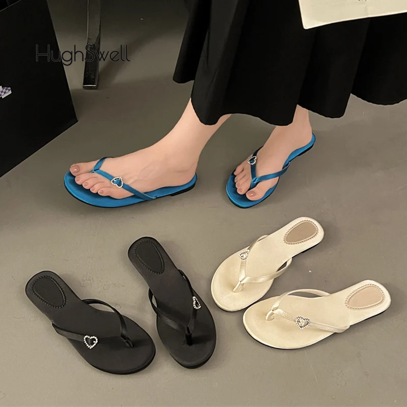 Luxury Satin Silk Flip Flops Woman Brand Design Rhinestone Heart Buckle Slippers Ladies Fashion Flat Thong Sandals Summer Shoes
Luxury Satin Silk Flip Flops Woman Brand Design Rhinestone Heart Buckle Slippers Ladies Fashion Flat Thong Sandals Summer Shoes
