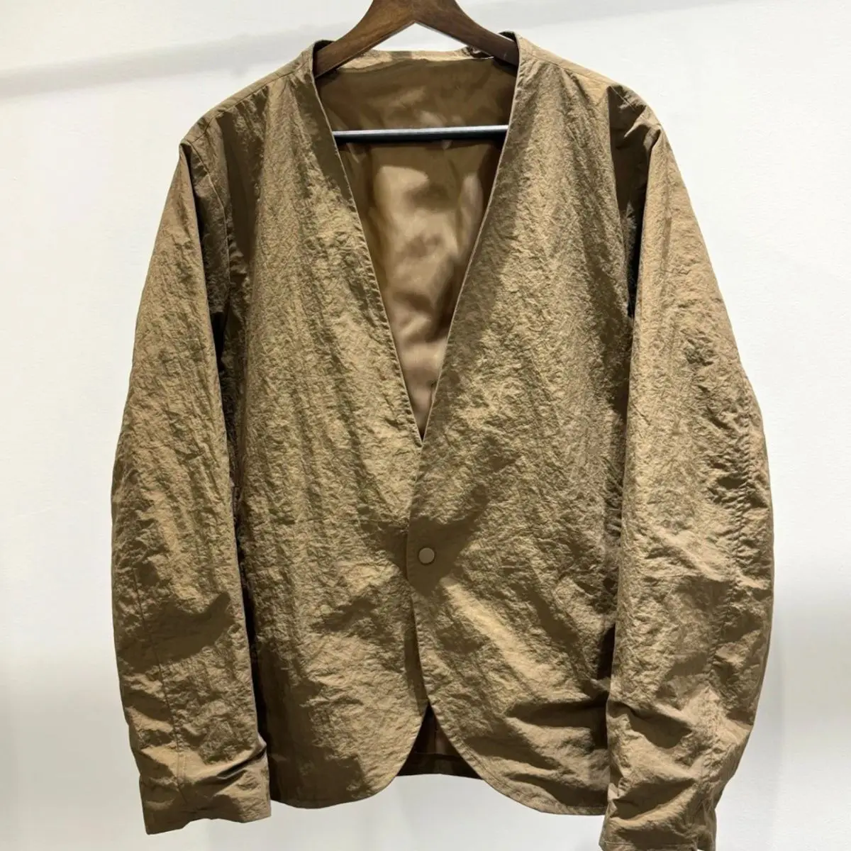 Весна-лето, новинка, японская простая уличная мода, V-Ne, защита от солнца, мужская тонкая свободная повседневная верхняя одежда
Весна-лето, новинка, японская простая уличная мода, V-Ne, защита от солнца, мужская тонкая свободная повседневная верхняя одежда