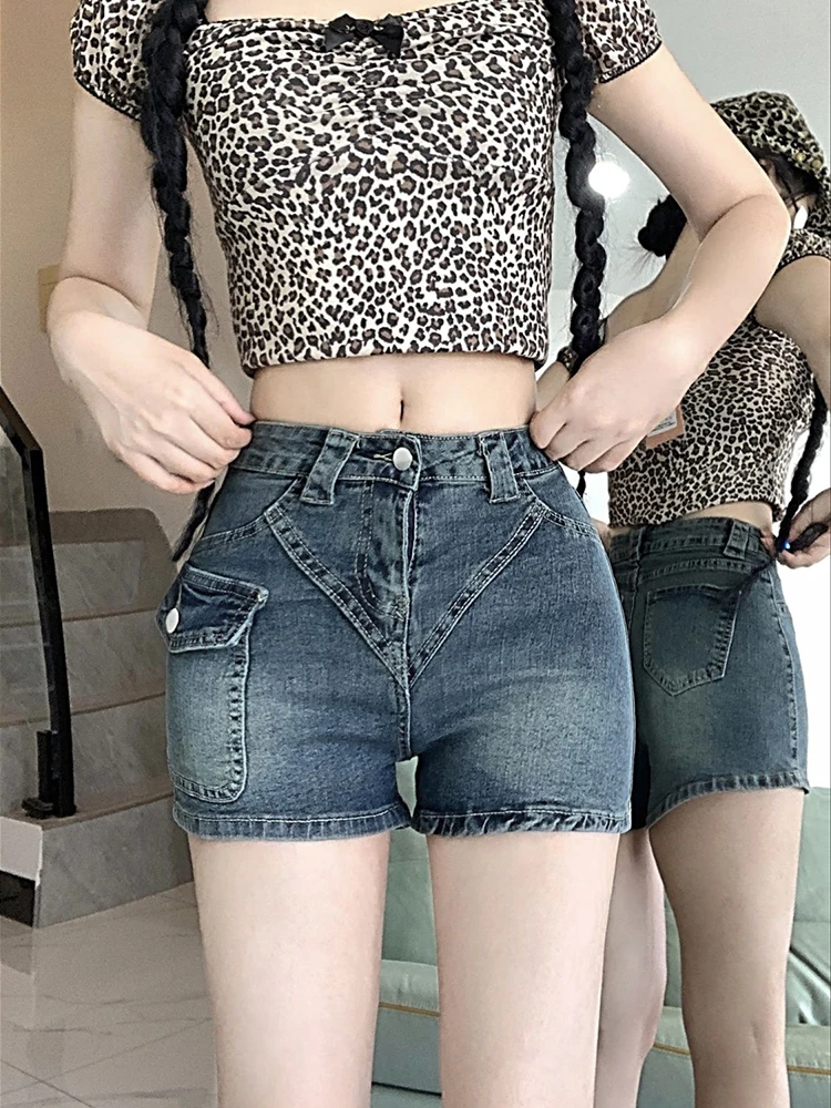 American retro spicy girl washed denim shorts summer 2025 new style vintage high waisted fashionable versatile hot pants
American retro spicy girl washed denim shorts summer 2025 new style vintage high waisted fashionable versatile hot pants
