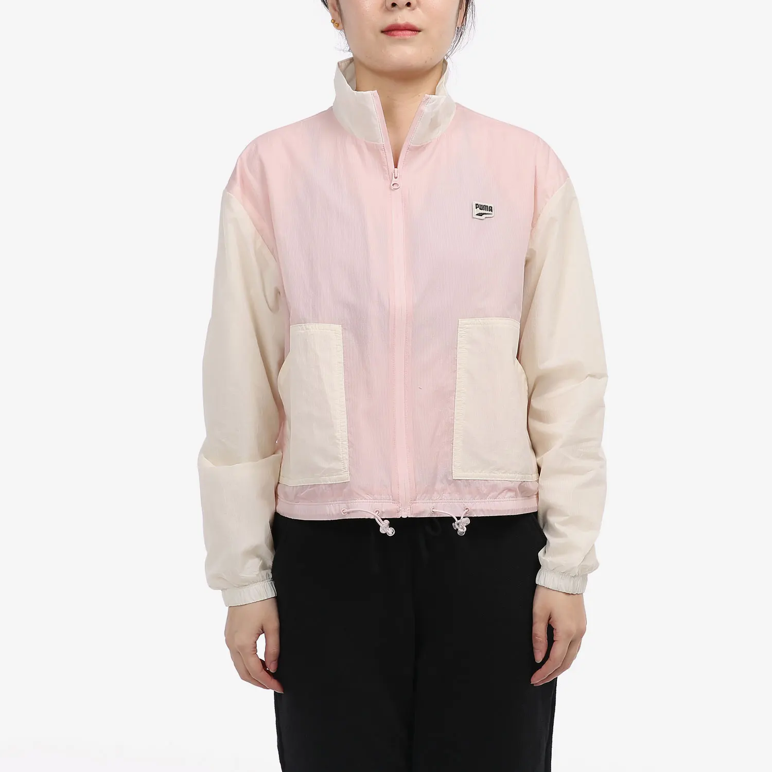 Puma Genuine Season Новая женская тканая спортивная куртка с воротником-стойкой и цветными блоками 532726-36
Puma Genuine Season Новая женская тканая спортивная куртка с воротником-стойкой и цветными блоками 532726-36