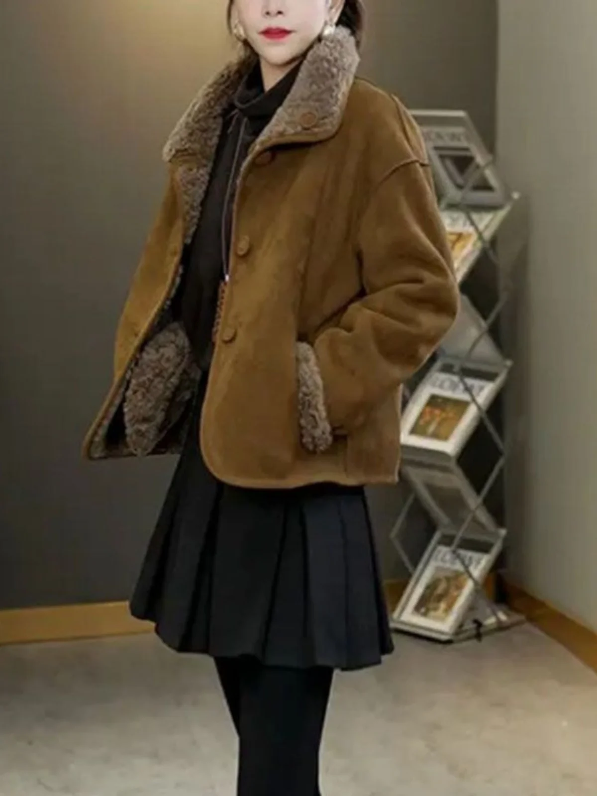 Сводная двусторонняя одежда Кожаное меховое интегрированное ort Jaet Модный воротник с длинным светом и пуговицами
Сводная двусторонняя одежда Кожаное меховое интегрированное ort Jaet Модный воротник с длинным светом и пуговицами