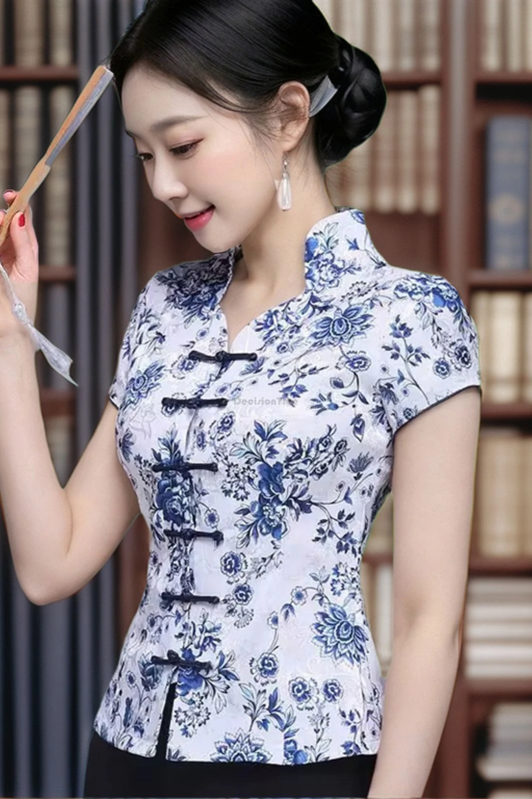 Лето 2025 года, улучшенный костюм Тан, блузка с воротником-стойкой и коротким рукавом, Cheongsam на пуговицах, ретро-модный фарфоровый топ с узорами qipao
Лето 2025 года, улучшенный костюм Тан, блузка с воротником-стойкой и коротким рукавом, Cheongsam на пуговицах, ретро-модный фарфоровый топ с узорами qipao
