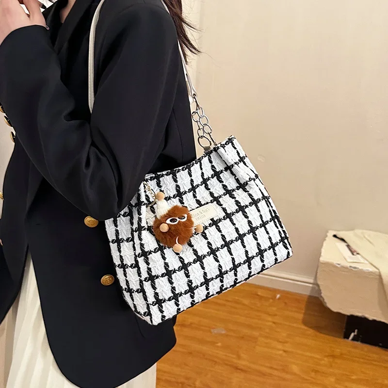 Woolen Large Luxury Brand Shoulder Bag Women's Trendy Student Handbag Versatile Large-capacity Plaid Tote Female Shoulder Bag
Woolen Large Luxury Brand Shoulder Bag Women's Trendy Student Handbag Versatile Large-capacity Plaid Tote Female Shoulder Bag