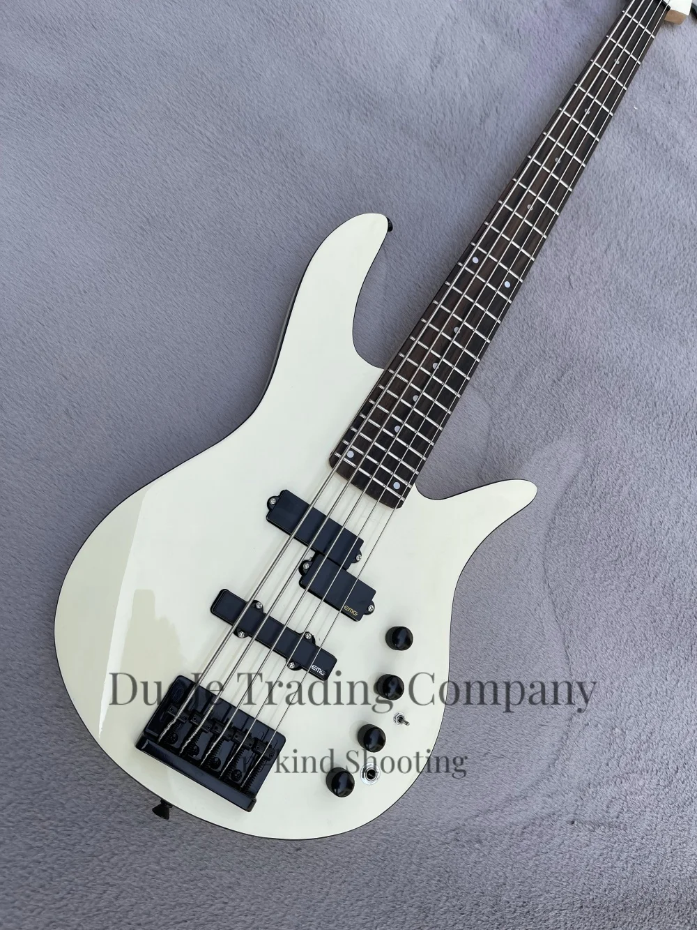 5-string cream bass, fixed bridge, sealed pickup, solid wood body black binding, maple neck, active battery
5-string cream bass, fixed bridge, sealed pickup, solid wood body black binding, maple neck, active battery