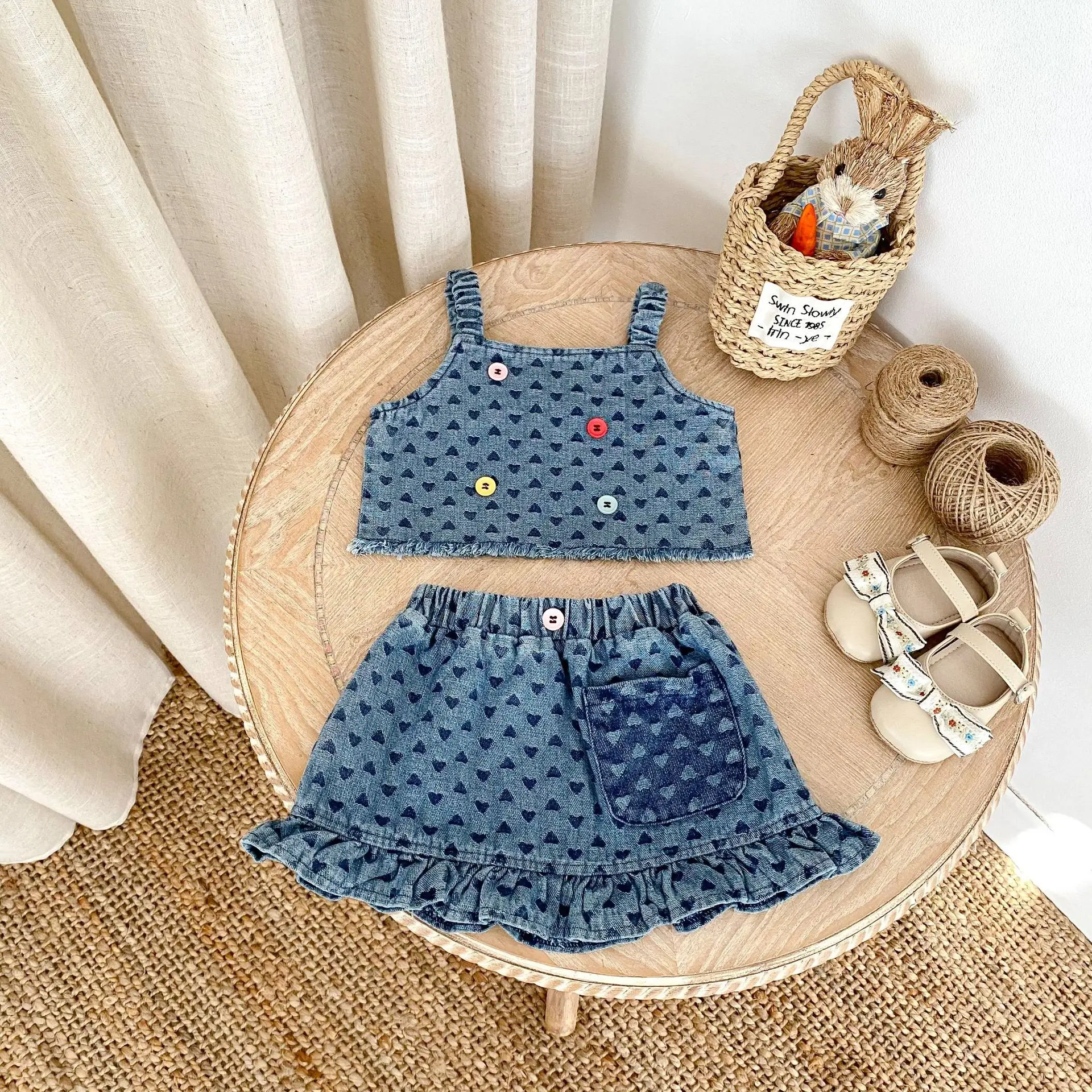 Summer new 0-3 year old baby clothing , fashionable denim set for baby girls, camisole top+short skirt
Summer new 0-3 year old baby clothing , fashionable denim set for baby girls, camisole top+short skirt