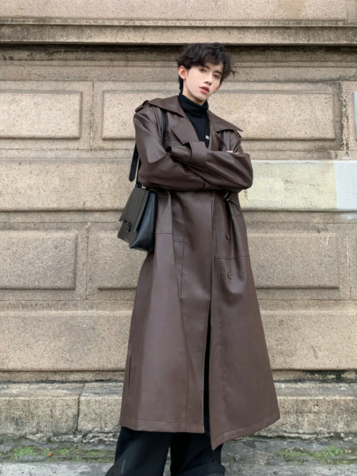 Мужское длинное пальто в американском ретро-стиле, осенне-зимнее, свободного кроя, ниже колена, кожаное, модное, однотонное, с отложным воротником, на одной пуговице
Мужское длинное пальто в американском ретро-стиле, осенне-зимнее, свободного кроя, ниже колена, кожаное, модное, однотонное, с отложным воротником, на одной пуговице