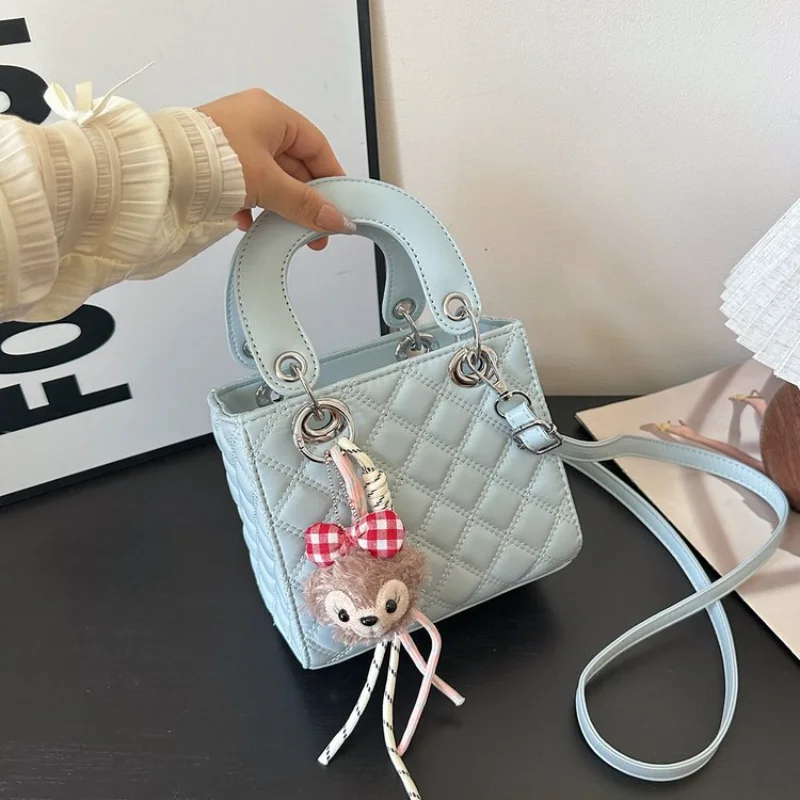 2025 женская женская сумка в стиле Dior, стеганая телячья кожа, регулируемая цепочка, кошелек на плечо, французская шикарная пригородная сумка через плечо
2025 женская женская сумка в стиле Dior, стеганая телячья кожа, регулируемая цепочка, кошелек на плечо, французская шикарная пригородная сумка через плечо 