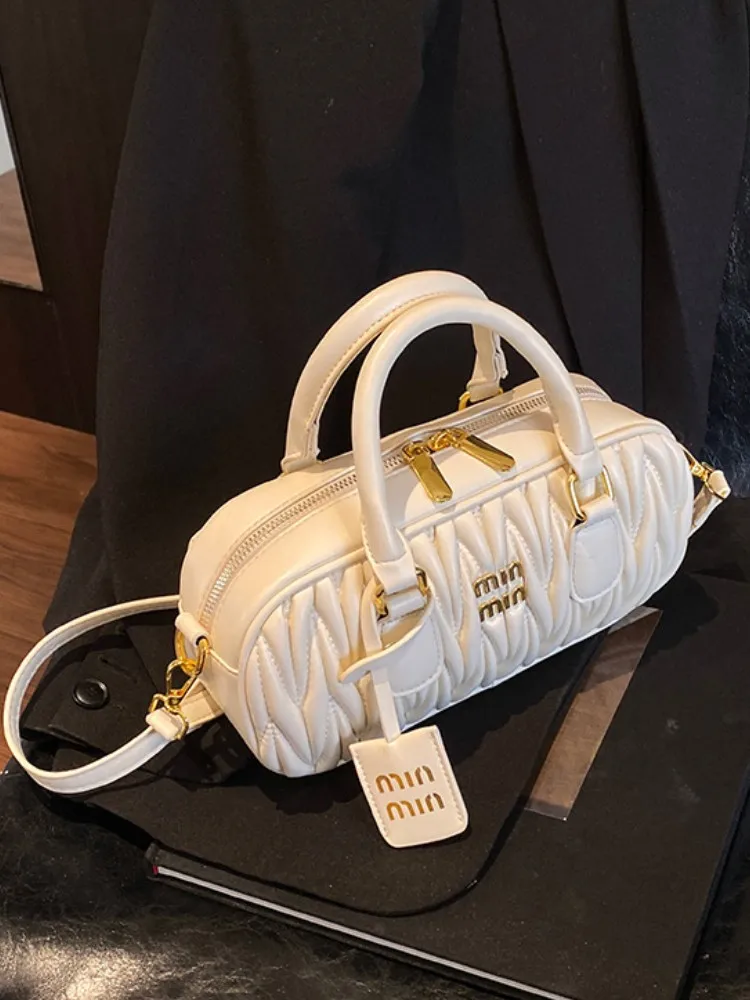 Famous brand luxury designer hand-carried high-end bowling bag 2025 new fashion all-match shoulder bag simple casual female bag
Famous brand luxury designer hand-carried high-end bowling bag 2025 new fashion all-match shoulder bag simple casual female bag