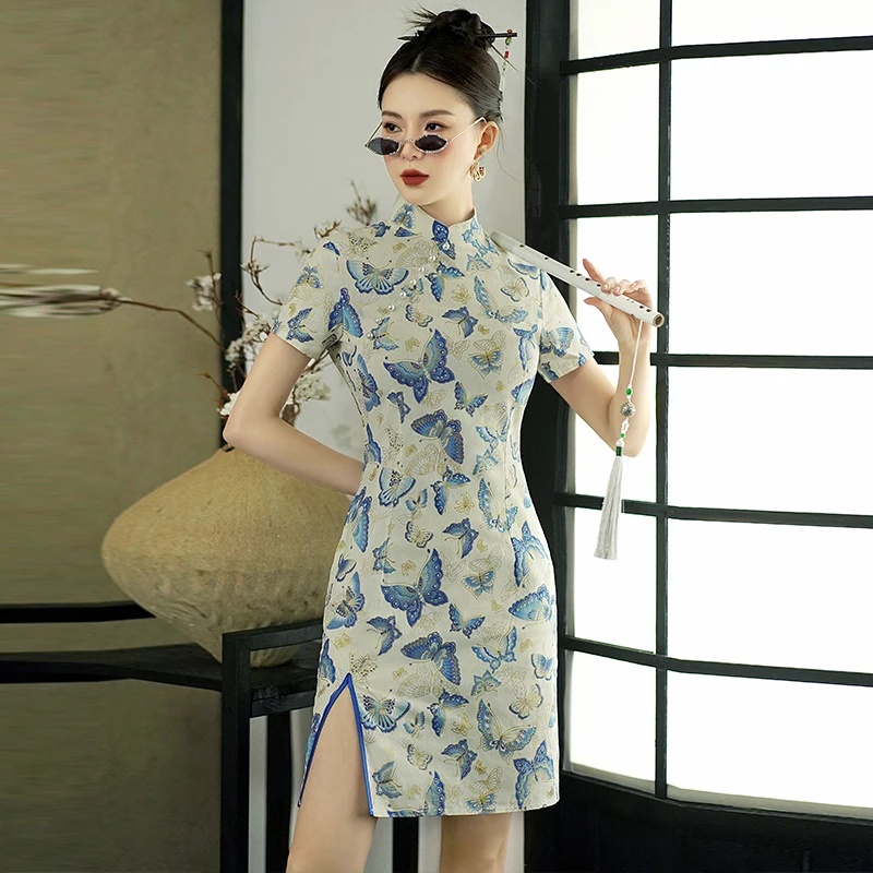 Сексуальное платье Cheongsam с синей бабочкой - облегающее мини-платье Ципао в ретро-винтажном стиле, современная восточная клубная праздничная одежда
Сексуальное платье Cheongsam с синей бабочкой - облегающее мини-платье Ципао в ретро-винтажном стиле, современная восточная клубная праздничная одежда